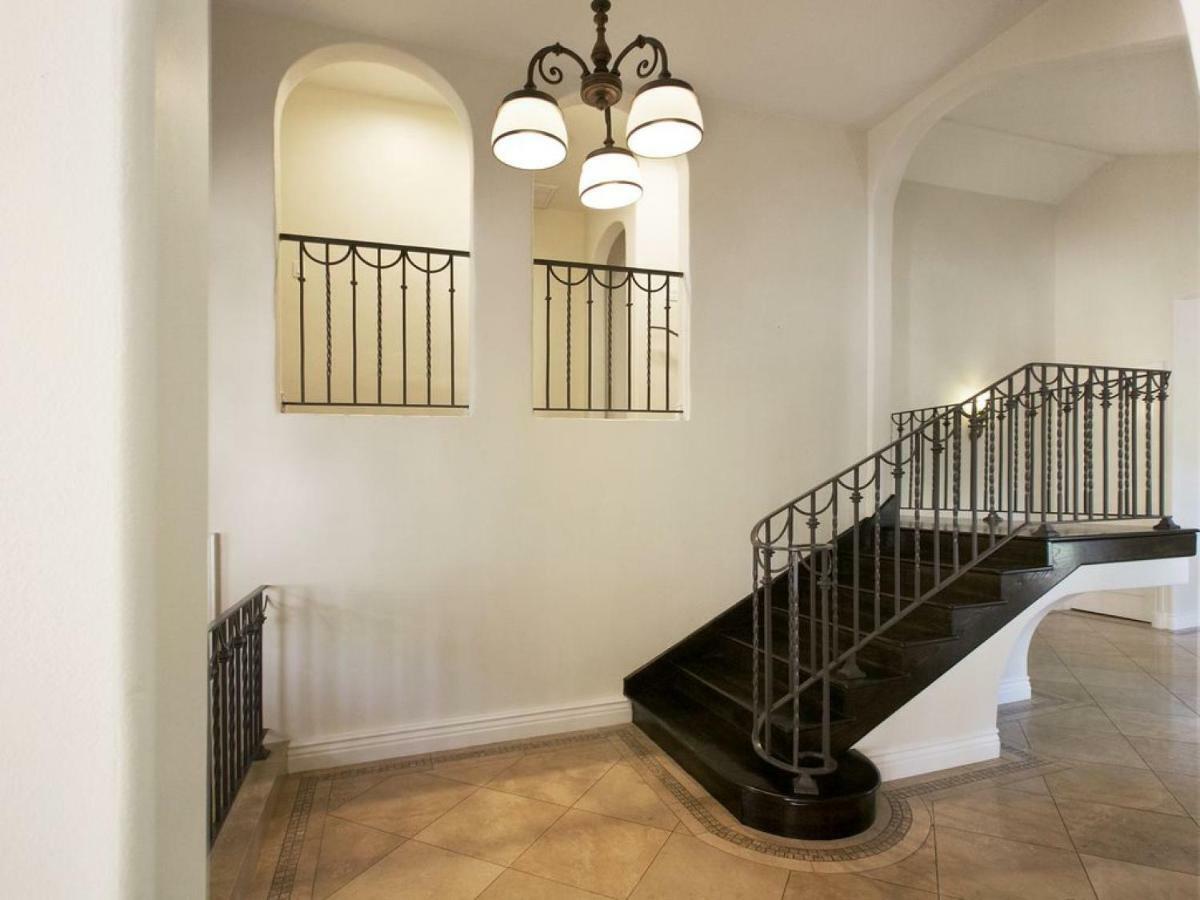Villa Teresita - Beautifully Gated Mediterranean Estate - Los Angeles — Photos 2